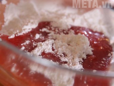 Trộn hỗn hợp bột với nước trái cây