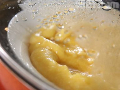 Bạn đem hỗn hợp bột sau khi đã nhào, hấp cách thủy 10 phút