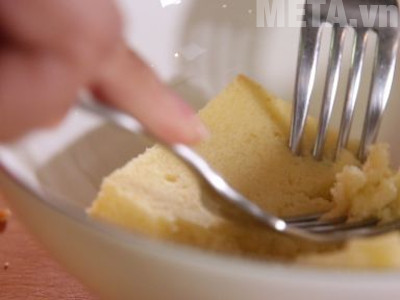 Nghiền lát bánh mì gối để trộn cùng nhân bánh