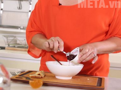 Trộn đều phần ruột bánh với các loại mứt để làm phần nhân bánh