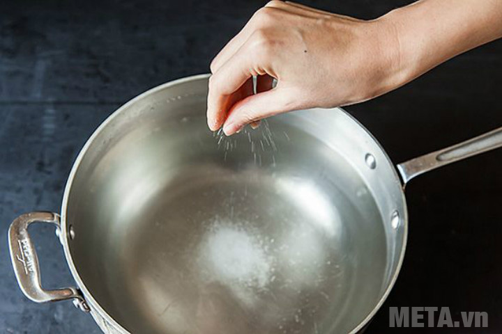 Cho muối vào nồi nước