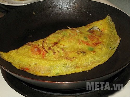 Cho dầu ăn vào chảo đun nóng rồi cho bột bánh xèo vào rán Cho dầu ăn vào chảo đun nóng rồi cho bột bánh xèo vào rán