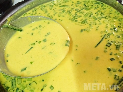 Trộn bột làm vỏ bánh xèo Trộn bột làm vỏ bánh xèo