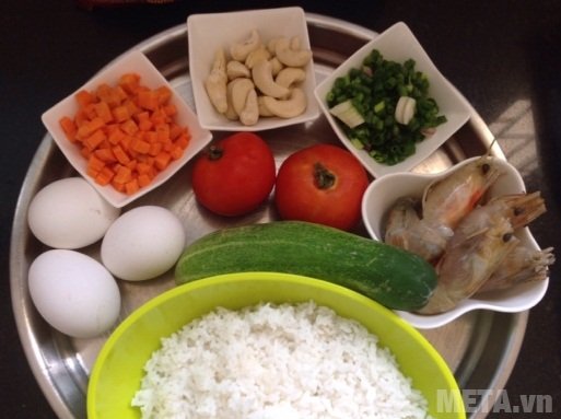 Những nguyên liệu cần có để làm món cơm chiên thập cẩm  Những nguyên liệu cần có để làm món cơm chiên thập cẩm
