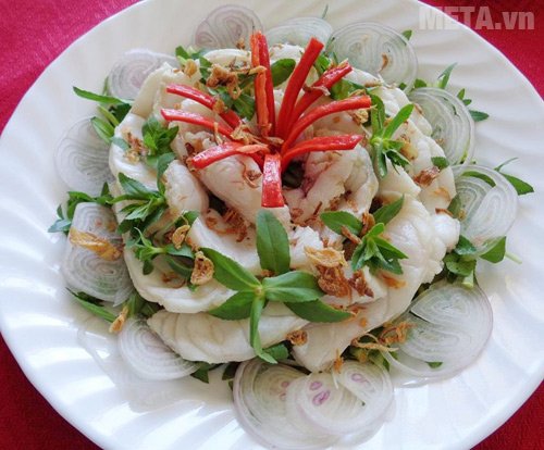 Xếp cá đã thái lát vào đĩa Xếp cá đã thái lát vào đĩa