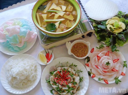 Bày trí cá, phồng tôm, nồi lẩu, bún, nước mắm, rau sống ra bàn Bày trí cá, phồng tôm, nồi lẩu, bún, nước mắm, rau sống ra bàn