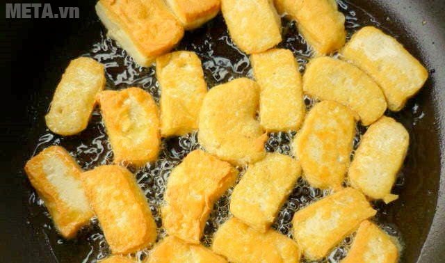 Rán đậu cho vàng đều 