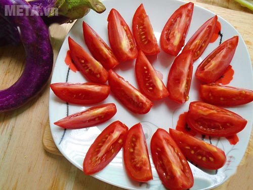 Thái cà chua ra thành từng miếng nhỏ 