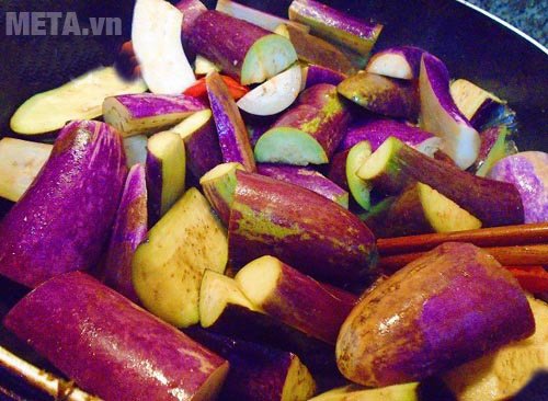 Cho cà tím vào chảo xào qua cho ngấm gia vị 