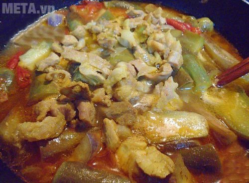 Cho cà tím, cà chua, thịt, đậu vào nồi, cho thêm nước vào 