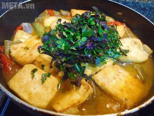 Cho thêm lá lốt, hành lá và tía tô vào 