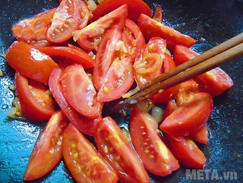 Xào qua cà chua cho chín mềm 