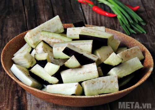 Thái cà tím ra thành từng miếng nhỏ vừa ăn 