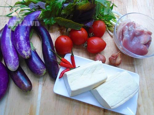 Các nguyên liệu để làm cá tím bung thịt đậu 