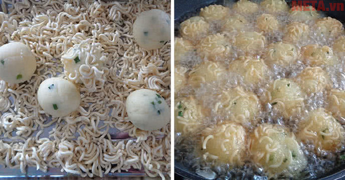 Lăn khoai vào mì gói đã bóp vụn và chiên nhập dầu trên bếp