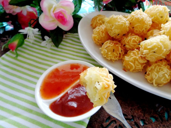 Khoai tây chiên và khoai lang chiên là hai món ăn vặt được nhiều người yêu thích