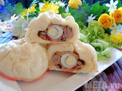 Giờ thì xếp bánh bao ra đĩa và đem ra bàn để các thành viên trong gia đình thưởng thức thôi.