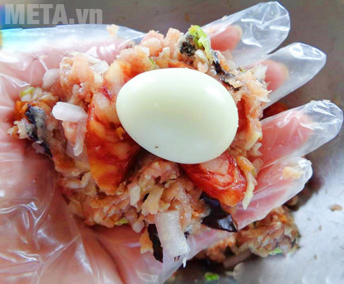 Cho trứng cút vào giữ nhân thịt 