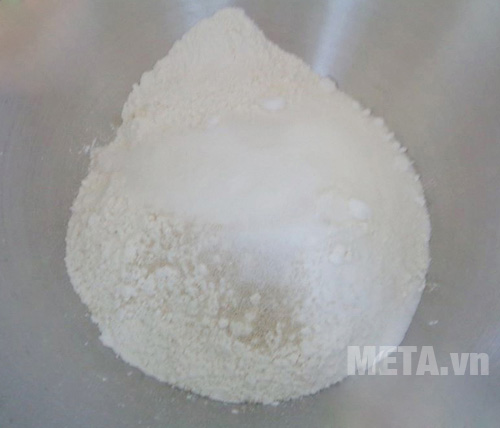 Cho bột mì vào tô trộn 