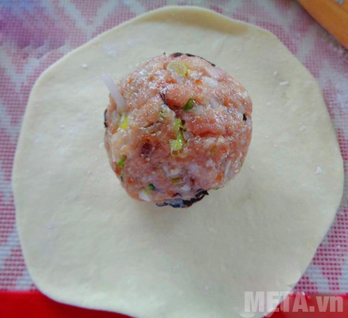 Cán bột mỏng ra và cho nhân vào giữa 