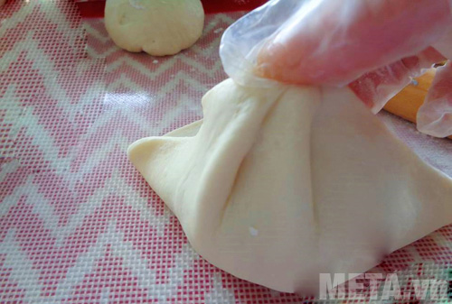 Gấp mép bánh và túm vào giữa  