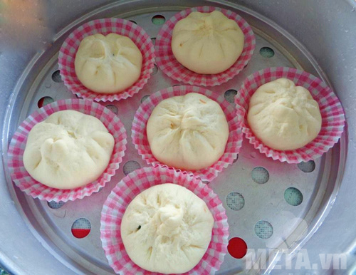 Xếp bánh vào xửng hấp