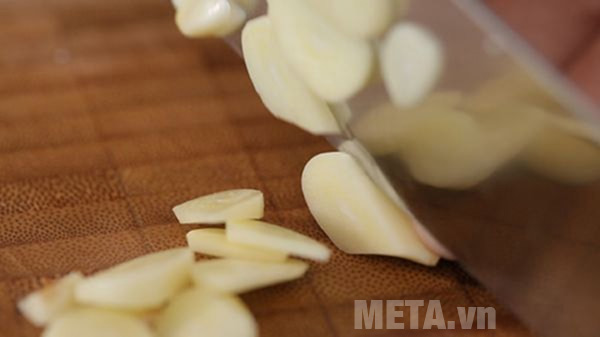 Thái nhỏ tỏi sẽ có công dụng hơn Thái nhỏ tỏi sẽ có công dụng hơn