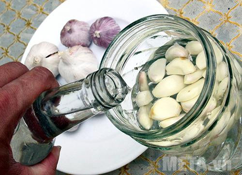 Cách làm tỏi ngâm rượu Cách làm tỏi ngâm rượu
