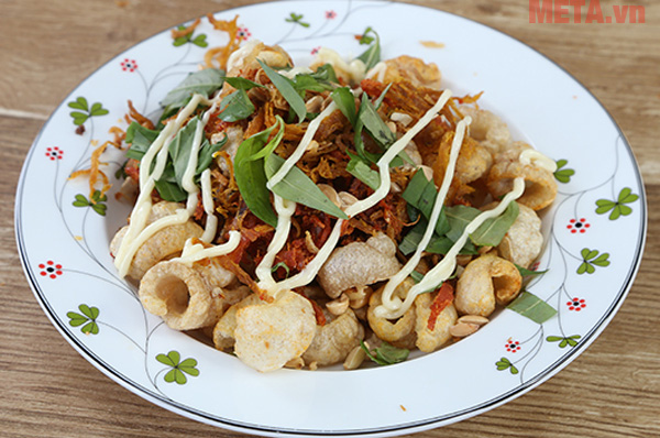 Bạn thêm sốt mayonnaise, rau răm để ăn kèm sẽ vô cùng hợp vị đó Bạn thêm sốt mayonnaise, rau răm để ăn kèm sẽ vô cùng hợp vị đó