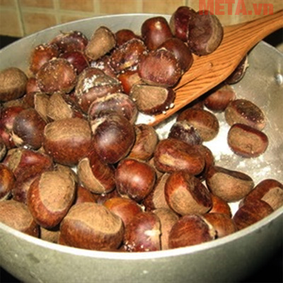 Bí quyết để rang món hạt dẻ ngon chính là bạn nên thêm vài hạt muối to vào Bí quyết để rang món hạt dẻ ngon chính là bạn nên thêm vài hạt muối to vào