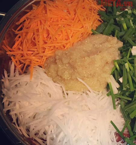 Bạn thái chỉ các loại rau củ gia vị của món ăn Bạn thái chỉ các loại rau củ gia vị của món ăn