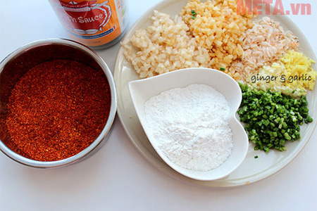 Bạn băm nhuyễn gừng tỏi để tăng thêm hương vị cho món ăn Bạn băm nhuyễn gừng tỏi để tăng thêm hương vị cho món ăn