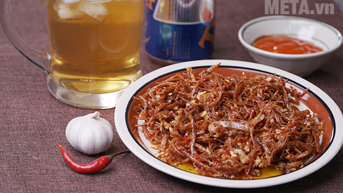 Mực chiên nước mắm chắc chắn sẽ là món phù hợp khi trời mùa đông