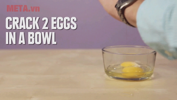 Đập 2 quả trứng vào một cái bát thủy tinh