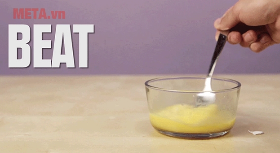 Tiến hành đánh tơi trứng lên Tiến hành đánh tơi trứng lên