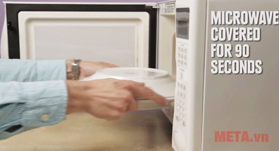 Úp chiếc đĩa lên đĩa trứng và cho vào lò vi sóng trong 90 giây Úp chiếc đĩa lên đĩa trứng và cho vào lò vi sóng trong 90 giây