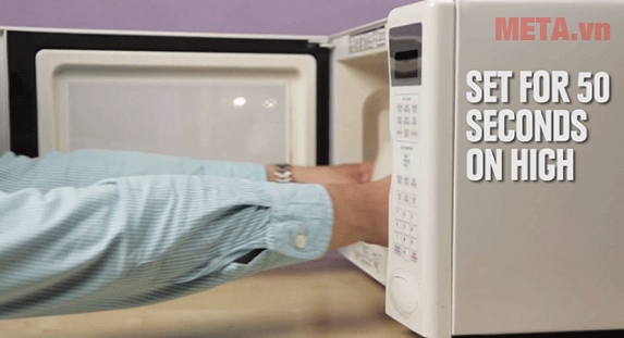 Cho vào lò vi sóng tầm 50 giây ở nhiệt độ mức cao nhất Cho vào lò vi sóng tầm 50 giây ở nhiệt độ mức cao nhất