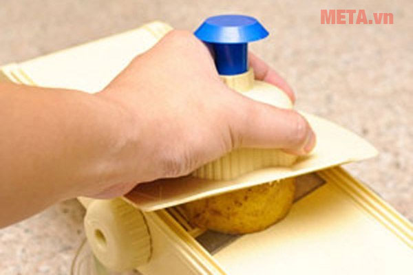 Có thể thái khoai tây bằng dao hoặc bằng dụng cụ thái mỏng Có thể thái khoai tây bằng dao hoặc bằng dụng cụ thái mỏng