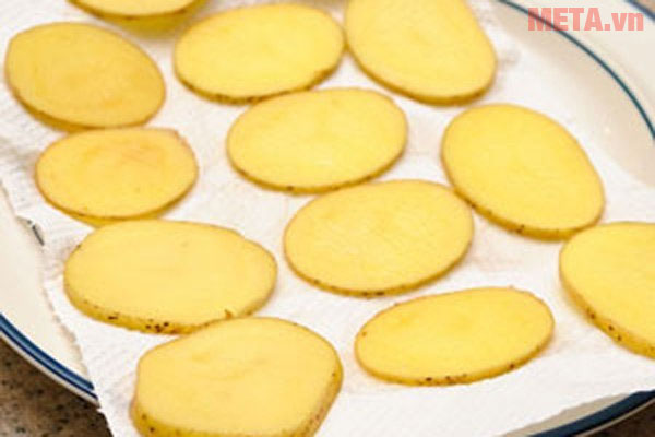 Đặt khoai tây đã ngâm lên khăn giấy cho ráo nước Đặt khoai tây đã ngâm lên khăn giấy cho ráo nước