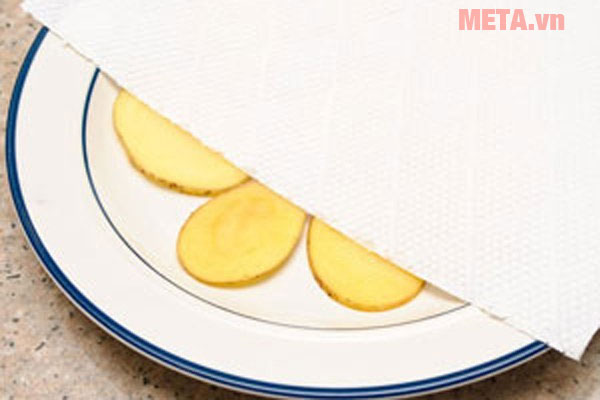 Đặt giấy ăn lên trên khoai tây để thấm nước, giúp khoai tây thực sự ráo nước Đặt giấy ăn lên trên khoai tây để thấm nước, giúp khoai tây thực sự ráo nước