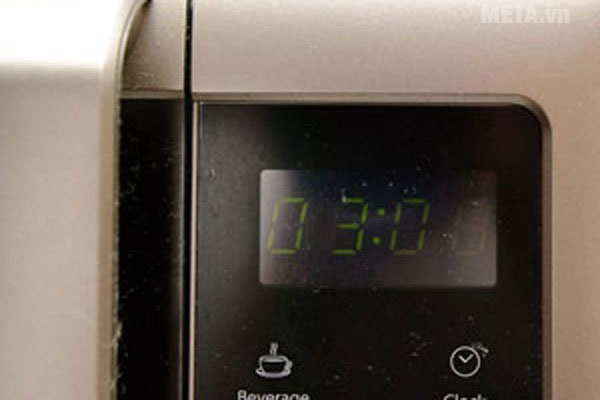 Bạn cho đĩa khoai tây vào lò vi sóng bật chế độ nướng trong thời gian 3 phút Bạn cho đĩa khoai tây vào lò vi sóng bật chế độ nướng trong thời gian 3 phút