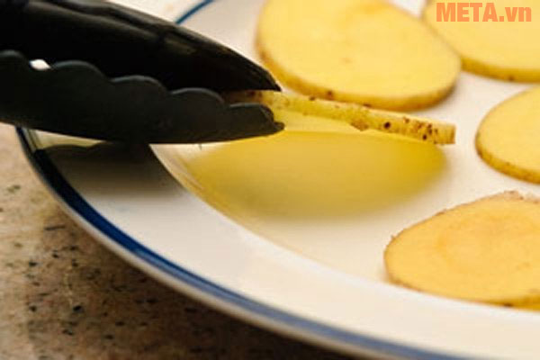 Lật khoai tây và nướng tiếp 1 phút rưỡi Lật khoai tây và nướng tiếp 1 phút rưỡi