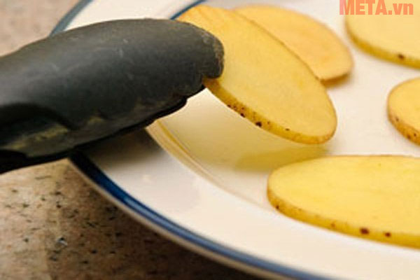 Tiếp tục lật và nướng khoai tây thêm 1 phút Tiếp tục lật và nướng khoai tây thêm 1 phút