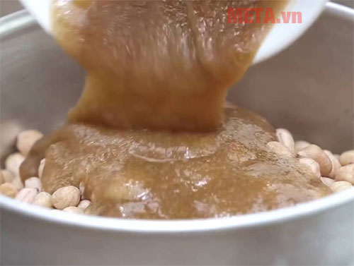 Bạn trộn các gia vị với lạc đã được để khô nước