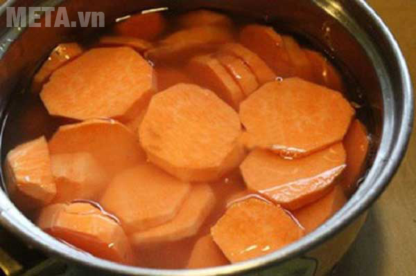 Ngâm khoai đã thái lát với nước vôi trong