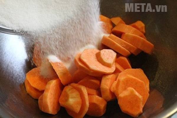 Đổ đường vào khoai để cho khoai ngấm đường
