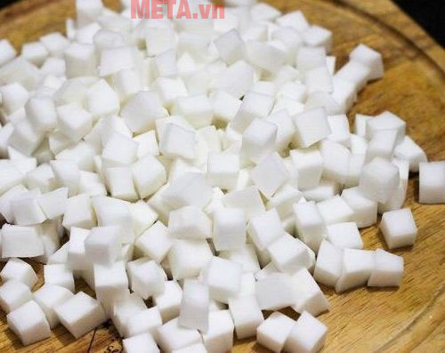 Bạn thái dừa thành từng miếng hình vuông vừa ăn