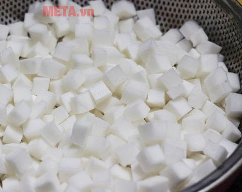 Bạn trần dừa qua nước sôi sau đó để khô