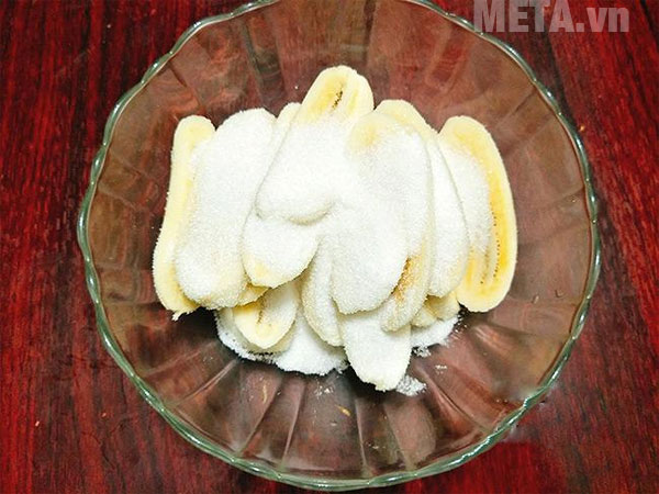 Chuối bạn thái miếng và ướp với đường
