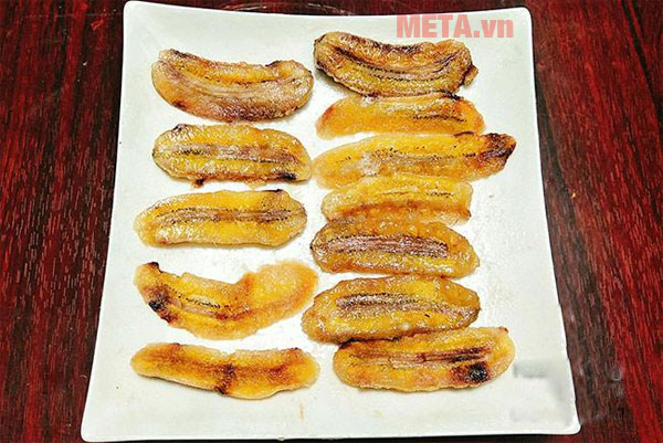 Sau khi quy chuối trong lò vi sóng bạn đem phơi dưới nắng 1 - 2 tiếng để chuối se lại